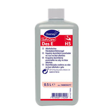 Una bottiglia da 500 ml di Diversey Deutschland GmbH & Co. OHG Soft Care Des E, disinfettante per le mani in gel elencato da VAH, con un'etichetta multilingue in blu, rosso e bianco con istruzioni e informazioni.