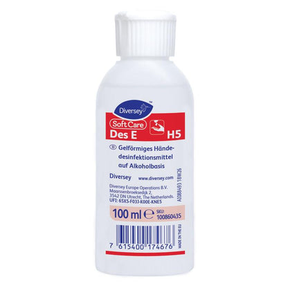 Una bottiglia bianca da 500 ml di Soft Care Des E, disinfettante per le mani in gel elencato da VAH di Diversey Deutschland GmbH & Co. OHG, con un'etichetta tedesca rossa e bianca e un codice a barre blu sul fondo.