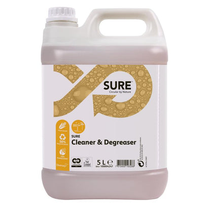 Un contenitore di plastica da 5 litri con SURE Cleaner & Degreaser, sgrassatore, per superfici resistenti all'acqua di Diversey Deutschland GmbH & Co. OHG, con etichetta bianca con bolle dorate, informazioni sul prodotto e logo neri, tappo a vite bianco e manico.