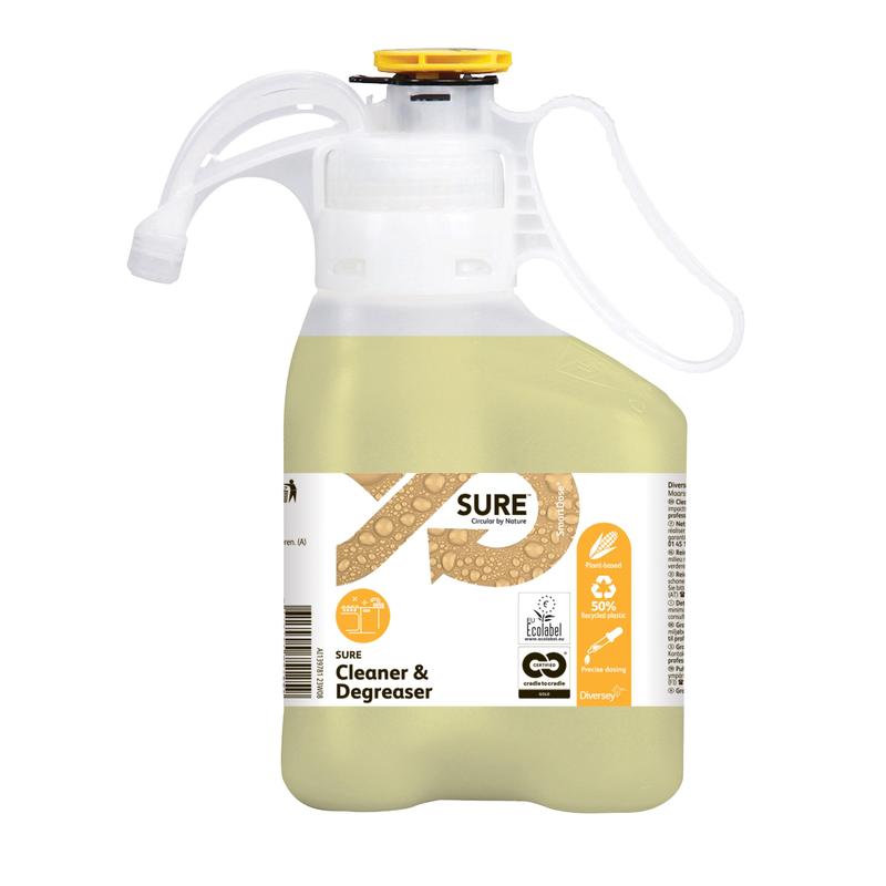 Un contenitore di plastica bianco e trasparente da 1400 ml di SURE Cleaner & Degreaser SD di Diversey Deutschland GmbH & Co. OHG, con coperchio/manico giallo, dispone di un'etichetta con simboli informativi e di riciclaggio; la formula biodegradabile è un efficace sgrassatore per superfici impermeabili.
