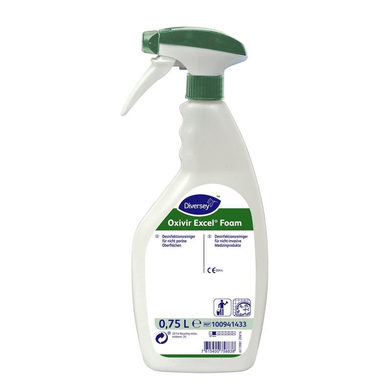 Un detergente disinfettante schiumogeno Oxivir Excel™ da 750 ml con AHP, pronto all'uso, di Diversey Deutschland GmbH & Co. OHG, è posizionato con uno spruzzatore di schiuma e un erogatore verde-bianco su uno sfondo bianco.