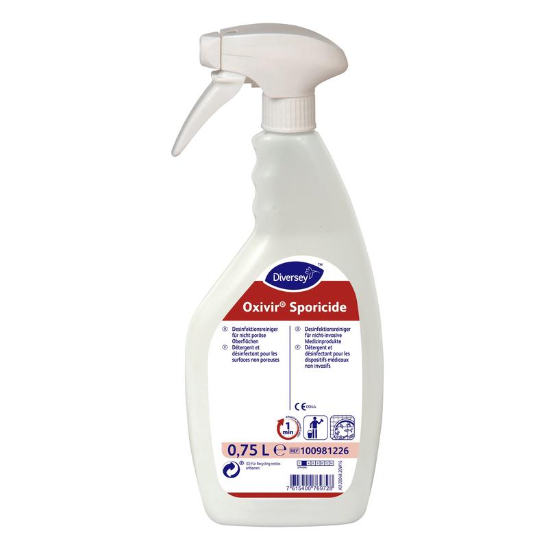 Il detergente disinfettante sporicida Oxivir da 750 ml con AHP di Diversey Germania arriva pronto all'uso in un flacone spray bianco con erogatore di schiuma, etichetta rossa/bianca, simboli di pericolo e grilletto bianco per una disinfezione efficace.