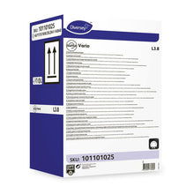 Una scatola rettangolare di Diversey Suma Vario L3.8 detergente per stoviglie con candeggina senza odore di cloro (SKU 101101025) di Diversey Deutschland GmbH & Co. OHG mostra dettagli del prodotto, codici a barre, frecce nere rivolte verso l'alto e segni di capacità su uno sfondo bianco-blu.