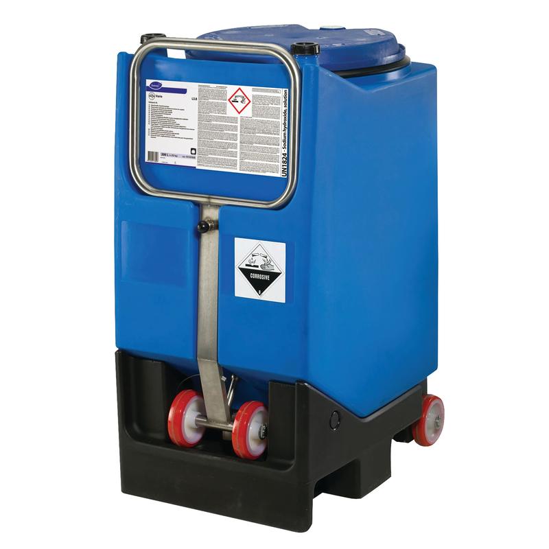 Un grande contenitore di plastica blu con Diversey Suma Vario L3.8 detergente per stoviglie con candeggina senza odore di cloro di Diversey Deutschland GmbH & Co. OHG, progettato per acqua da media a dura, presenta avvertenze ed è posizionato su una base nera con manico e ruote.