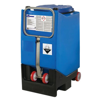 Un grande contenitore di plastica blu con Diversey Suma Vario L3.8 detergente per stoviglie con candeggina senza odore di cloro di Diversey Deutschland GmbH & Co. OHG, progettato per acqua da media a dura, presenta avvertenze ed è posizionato su una base nera con manico e ruote.