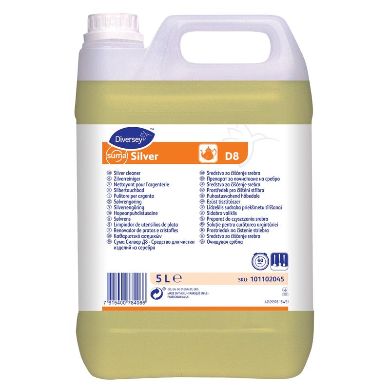 Das 5-Liter Suma Silver D8 Silbertauchbad von Diversey Deutschland GmbH & Co. OHG ist ideal für die Silberreinigung und das Entfernen von Anlaufstellen, mit einem weiß-blauen Etikett mit Produktinfos, Anwendungshinweisen und einem Barcode. Die Flüssigkeit ist hellgelb.