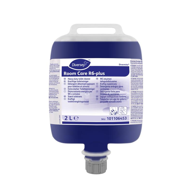 Una busta da 2 litri di Diversey Room Care R6 plus detergente concentrato per WC ad alte prestazioni di Diversey Deutschland GmbH & Co. OHG, con informazioni multilingue e beccuccio integrato per una pulizia efficace.