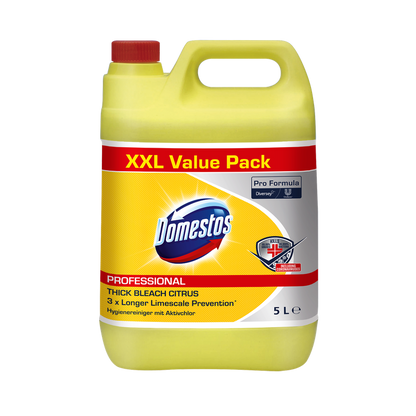 Una tanica da 5 litri in plastica gialla con la scritta "DOMESTOS Professional 5 L tanica, detergente igienizzante con cloro attivo" della Diversey Deutschland GmbH & Co. OHG, con tappo rosso e marchio del prodotto sulla parte anteriore.