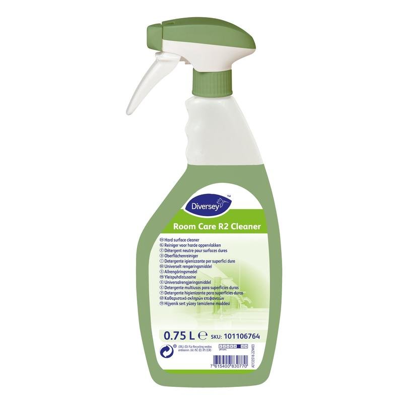 Una bottiglia spray verde-bianca da 750 ml "Room Care R2 Detergente per Superfici" di Diversey Deutschland GmbH & Co. OHG, con un'etichetta multilingue con codice a barre e SKU 101106764 sul fondo.
