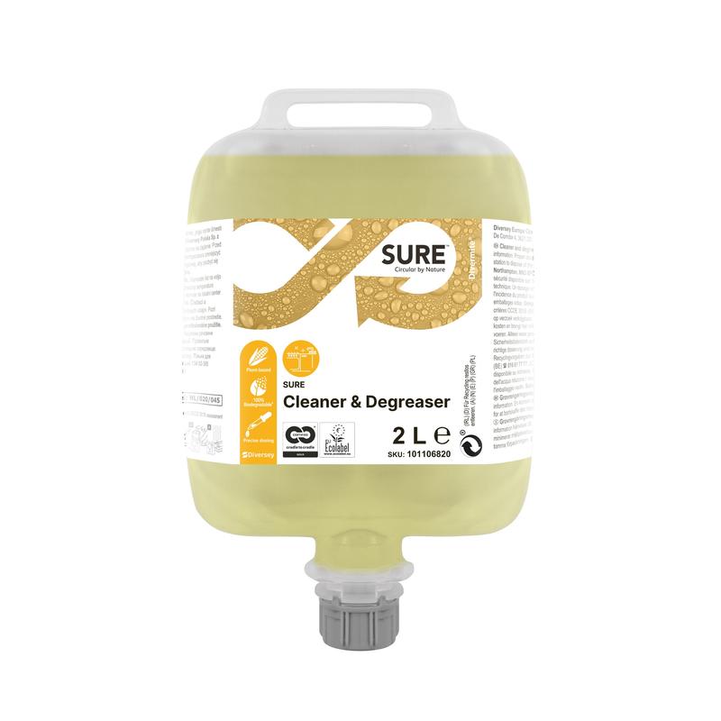 Un SURE Cleaner & Degreaser sgrassatore da 2 litri di Diversey Deutschland GmbH & Co. OHG, per superfici resistenti all'acqua, dispone di una maniglia superiore, un beccuccio di erogazione inferiore, un'etichetta informativa con simboli e un liquido giallo visibile nel contenitore trasparente.