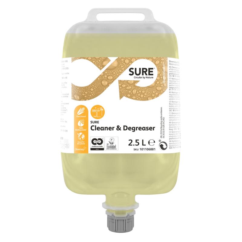 Un contenitore da 2,5 litri di SURE Cleaner & Degreaser, sgrassatore per superfici resistenti all'acqua di Diversey Deutschland GmbH & Co. OHG, con liquido giallo, informazioni sul prodotto e certificazioni sull'etichetta, maniglia superiore e uscita inferiore.