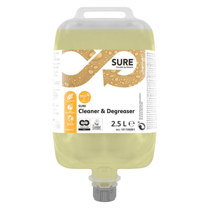 Un contenitore da 2,5 litri di SURE Cleaner & Degreaser, sgrassatore per superfici resistenti all'acqua di Diversey Deutschland GmbH & Co. OHG, con liquido giallo, informazioni sul prodotto e certificazioni sull'etichetta, maniglia superiore e uscita inferiore.