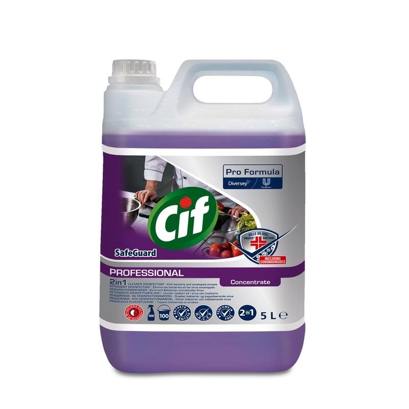 Un detergente disinfettante 2 in 1 Cif Professional Safeguard da 5 litri di Diversey Deutschland GmbH & Co. OHG con manico e tappo a vite mostra sul'etichetta marchi e immagini di superfici pulite, prodotti freschi e protezione contro batteri e virus.