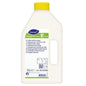 Una bottiglia di plastica bianca da 2 litri "Suma Café Clean C2.4, Detergente liquido per macchine da caffè, contenente cloro" della Diversey Deutschland GmbH & Co. OHG, con tappo giallo e etichetta multilingue per rimuovere i depositi di grasso e olio di caffè.