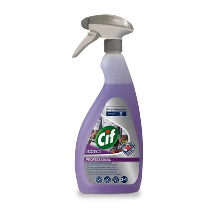 Una bottiglia di detergente disinfettante 2 in 1 Cif Professional Safeguard di Diversey Deutschland GmbH & Co. OHG con un ugello spray e liquido viola; l'etichetta mostra dettagli, loghi, simboli e afferma di rimuovere batteri e virus.