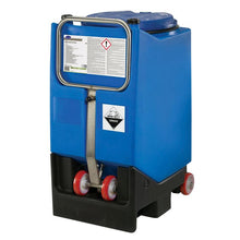 Un grande contenitore blu su ruote con manico in metallo e simbolo "Corrosivo", progettato per il trasporto di Suma Crystal Pur-Eco A8, un brillantante più ecologico di Diversey Deutschland GmbH & Co. OHG per una pulizia efficace.