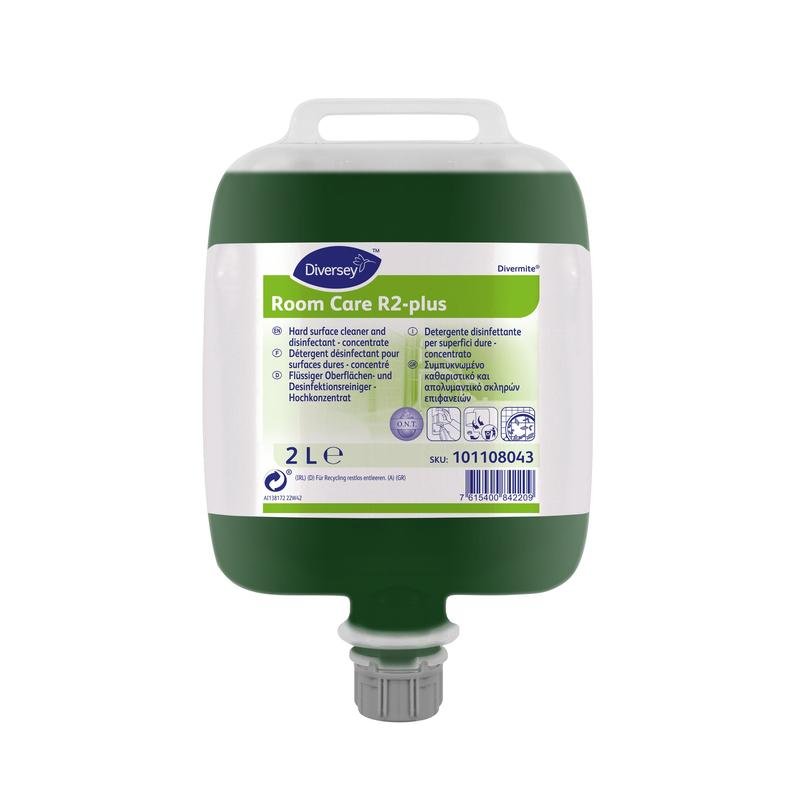 Una busta da 2 litri di Diversey Deutschland Room Care R2 plus, detergente per superfici liquido e disinfettante (altamente concentrato) con tappo dosatore ed etichetta anteriore del prodotto.