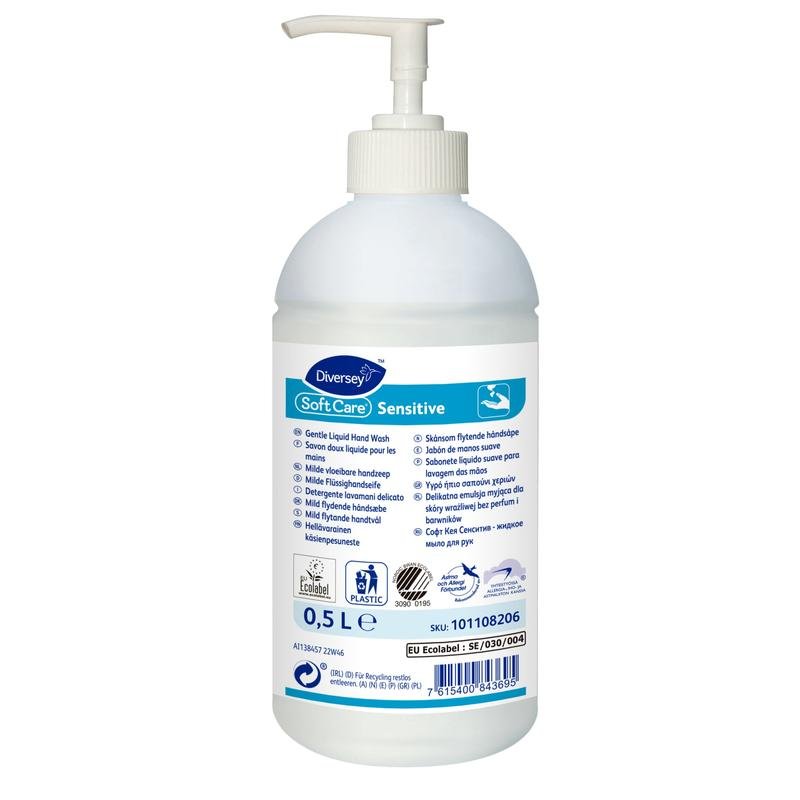 Una bottiglia da 500 ml di lozione per le mani Soft Care Sensitive Mild senza profumo e coloranti di Diversey Deutschland GmbH & Co. OHG, con dispenser a pompa, etichetta bianca con accenti blu e dettagli del prodotto multilingue.