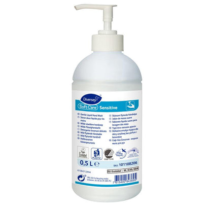 Una bottiglia da 500 ml di lozione per le mani Soft Care Sensitive Mild senza profumo e coloranti di Diversey Deutschland GmbH & Co. OHG, con dispenser a pompa, etichetta bianca con accenti blu e dettagli del prodotto multilingue.