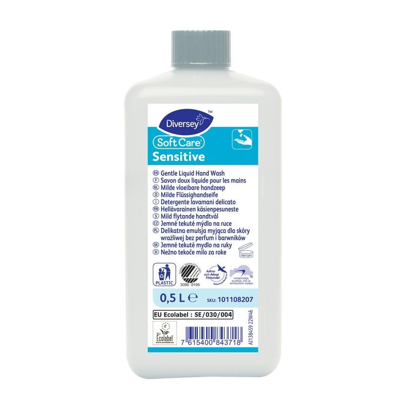 Una bottiglia da 500 ml di lozione per le mani Soft Care Sensitive Mild senza profumo e coloranti di Diversey Deutschland GmbH & Co. OHG dispone di un'etichetta blu-bianca con informazioni sul prodotto multilingue, test dermatologici e simboli di riciclabilità.