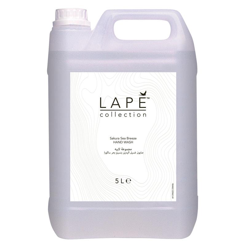 Un contenitore da 5 litri in plastica trasparente con manico e tappo a vite della Diversey Deutschland GmbH & Co. OHG con l'etichetta "LAPE Earth Collection Sakura Sea Breeze Hand Wash" è dotato di un'etichetta bianca e ha un delicato profumo di fiori di ciliegio e brezza marina.