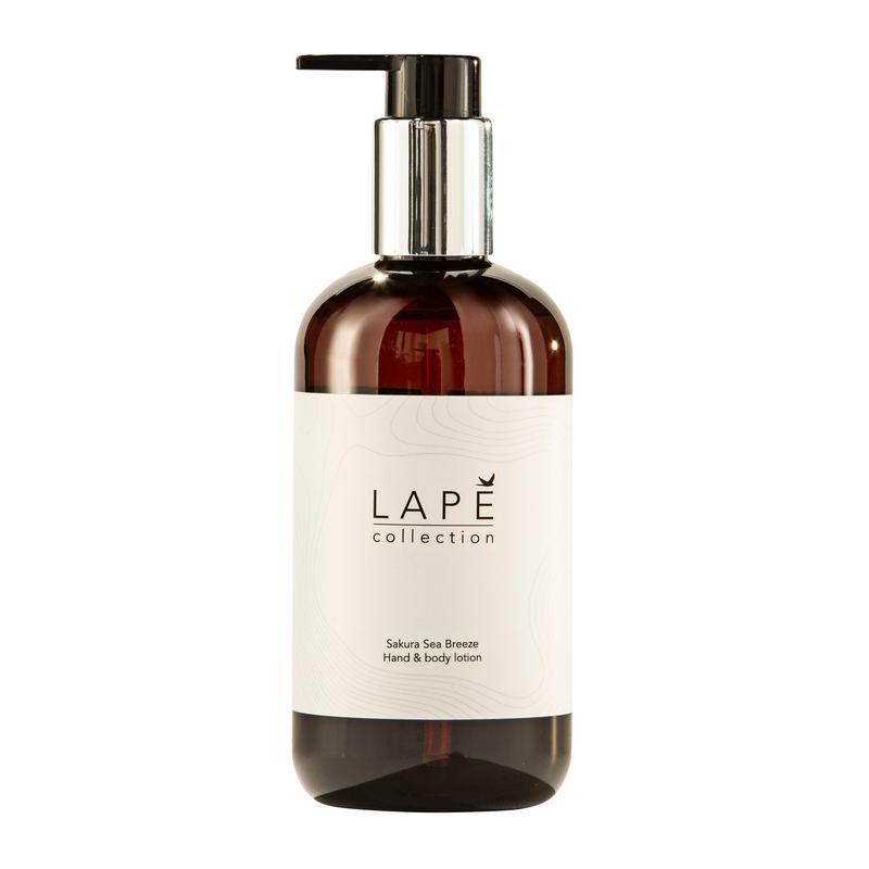 La LAPE Earth Collection Sakura Sea Breeze Lozione per mani e corpo (300 ml) di Diversey Deutschland GmbH & Co. OHG ha un flacone a pompa marrone minimalista con un elegante erogatore argento-nero e offre una fragranza floreale e fresca per la cura quotidiana.