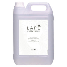 Ein 5-Liter-Kanister aus transparentem Kunststoff mit Griff und Schraubverschluss, beschriftet mit "LAPE Earth Collection Sakura Sea Breeze Body Wash & Shampoo" von Diversey Deutschland GmbH & Co. OHG. Ökozertifiziert, Kirschblüten und Meeresbrise Duft.