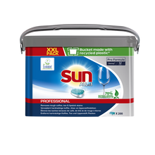 Ein Kunststoffeimer Sun Professional All in 1 Tabs für die Geschirrspülmaschine von Diversey Deutschland GmbH & Co. OHG, XXL-Packung mit 200 Tabs, 70 % natürliche Inhaltsstoffe, Ecolabel-zertifiziert; Eimer aus recyceltem Kunststoff.