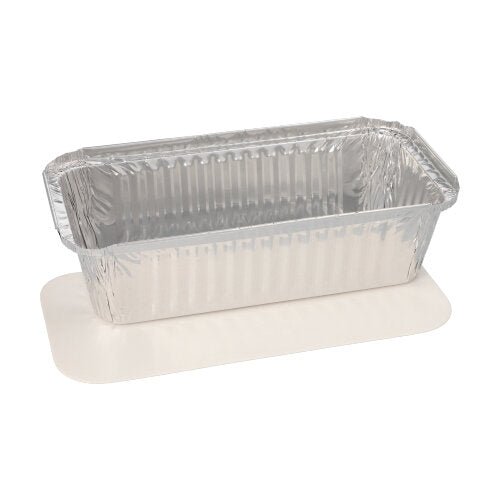 Le ciotole Starpak 5, Alu + coperchio interno, PE-rivestito rettangolare di Starpak sono su un tagliere bianco rettangolare, entrambi su uno sfondo bianco semplice - perfetto per l'uso nella gastronomia.