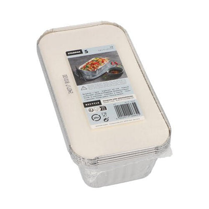Una pila di ciotole Starpak 5, Alu + coperchio interno, PE-rivestito rettangolare è avvolta in plastica. L'etichetta superiore mostra informazioni sul prodotto, un codice a barre e un'immagine di cibo - perfetto per la gastronomia.