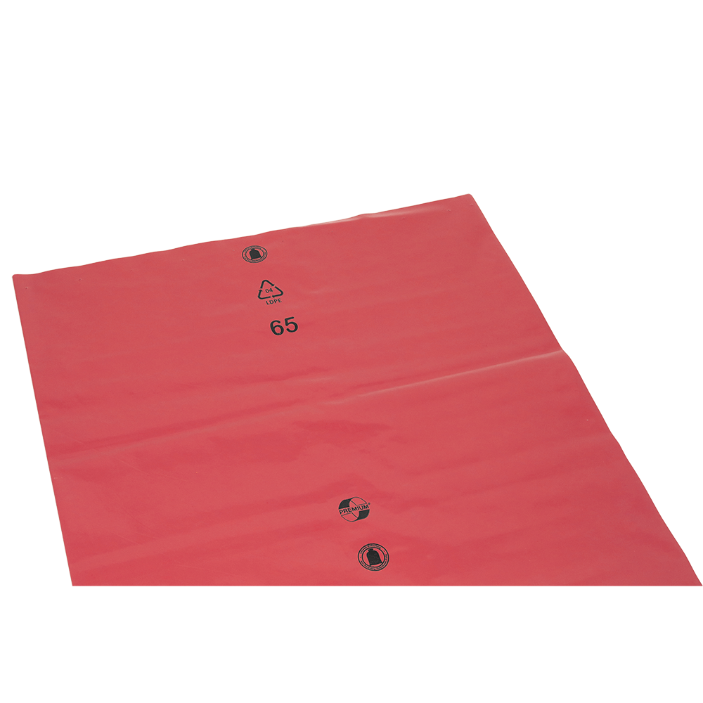 Die große rote Plastiktüte DEISS 11101 (700x1100x0,1 mm) der EMIL DEISS KG mit den schwarzen Recycling- und Warnsymbolen und der Zahl 65 sorgt für einen sicheren Transport. Abgebildet auf weißem Hintergrund. Verpackt in einem Karton zu 200 Stück.