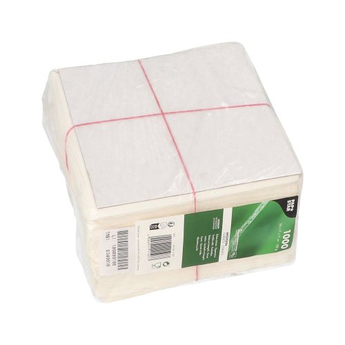 Una confezione imballata in plastica PAPSTAR 1000 coni di carta, sostituto della pergamena, resistenti al grasso PAPSTAR La GmbH dispone di un'etichetta verde con le informazioni sul prodotto e il codice a barre: perfetta per il confezionamento delle patatine fritte o per servire snack in un imballaggio a tenuta stagna.