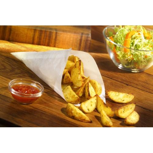 Spicchi di patate nel PAPSTAR 1000 coni di carta pergamena, resistenti al grasso, della PAPSTAR Le GmbH sono disposte su un tagliere di legno, accompagnate da una salsa rossa e da una ciotola di insalata verde con peperoni arancioni.