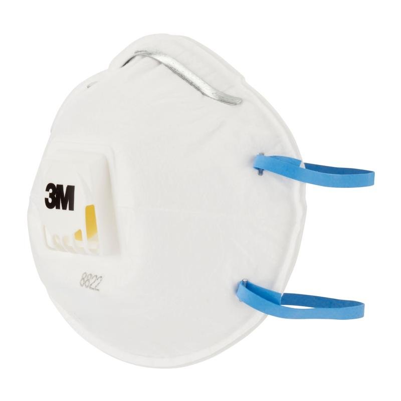 Una maschera protettiva 3M™ Cool Flow™ 8822 FFP2 della 3M Deutschland GmbH con design bianco, valvola di espirazione gialla, bande elastiche blu e nasello in metallo, fotografata su sfondo bianco.