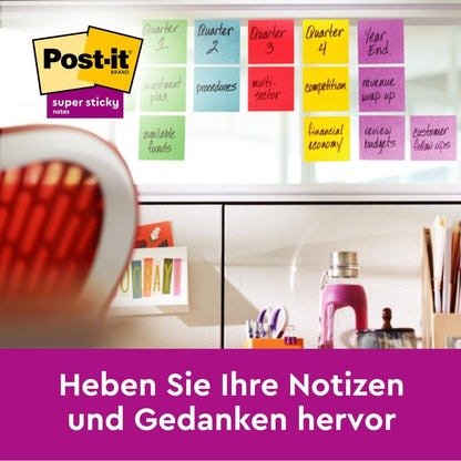 Una varietà di Post-it® Super Sticky Notes (76x76 mm, 90 fogli/blocco, 16 blocchi, colori vivaci) della 3M Deutschland GmbH decora una parete di vetro con etichette aziendali. In alto a sinistra c'è il logo. In basso si legge: "Evidenzia le tue note e pensieri.