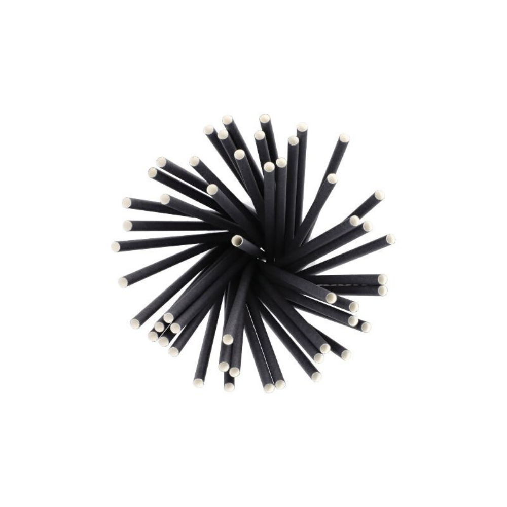 Una vista dall'alto di un gruppo di barre cilindriche nere ecologiche con estremità bianche, disposte come cannucce Shake sostenibili, cannucce di carta Ø 8 mm, 25 cm, della PAPSTAR GmbH in un motivo a stella radiale.