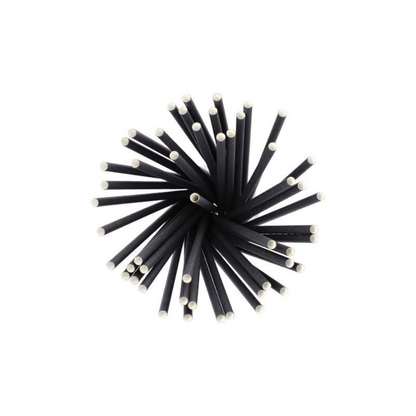 Una vista dall'alto di un gruppo di barre cilindriche nere ecologiche con estremità bianche, disposte come cannucce Shake sostenibili, cannucce di carta Ø 8 mm, 25 cm, della PAPSTAR GmbH in un motivo a stella radiale.