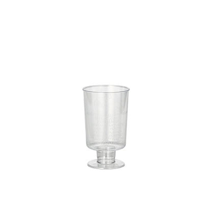 I bicchieri a stelo Starpak 20 per vino bianco, in polistirolo trasparente, convincono con il loro design elegante nello stile dei classici bicchieri da vino bianco. Il bicchiere si erge su una base larga con stelo corto su uno sfondo neutro bianco.
