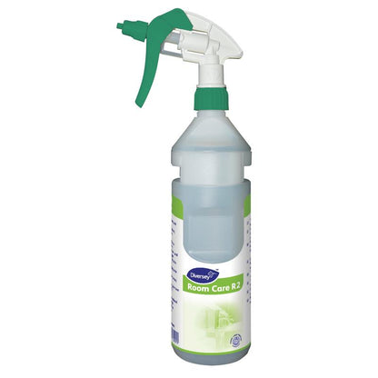 La bottiglia spray vuota Room Care R2 Plus di Diversey Deutschland GmbH & Co. OHG è una bottiglia trasparente con un erogatore verde e bianco - ideale per la casa.