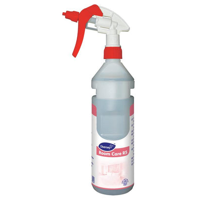 Una bottiglia spray trasparente Room Care R5 Plus in plastica, vuota, di Diversey Deutschland GmbH & Co. OHG con un nebulizzatore rosso-bianco porta il logo Diversey e importanti informazioni sul prodotto sull'etichetta.