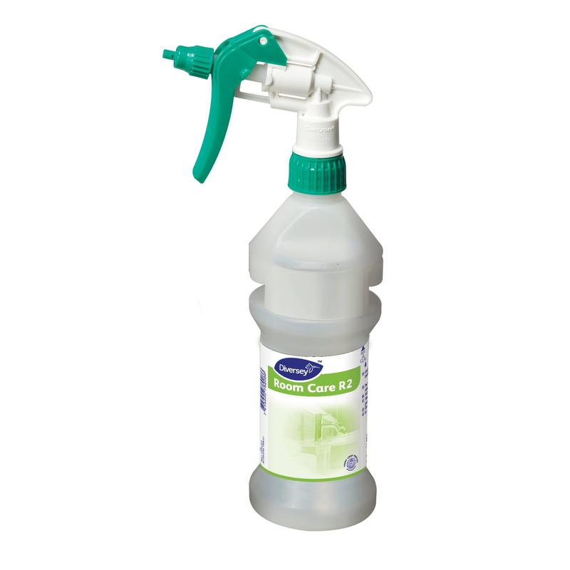 La bottiglia spray vuota Room Care R2 Plus di Diversey Deutschland GmbH & Co. OHG è una bottiglia spray in plastica trasparente con un ugello verde e bianco e la scritta "Pulizia della casa" - perfetta per una pulizia degli ambienti comoda ed efficace.