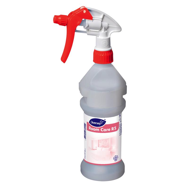 Una "bottiglia spray Room Care R5 Plus, vuota" della Diversey Deutschland GmbH & Co. OHG con ugello rosso e etichetta bianco-blu, progettata per l'uso con soluzioni di pulizia delle stanze.