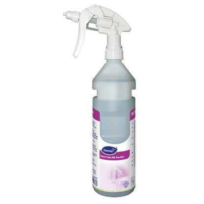 Una bottiglia spray trasparente Room Care R9 Plus Pur-Eco in plastica, vuota, di Diversey Deutschland GmbH & Co. OHG, con un ugello spray bianco e un'etichetta con accenti viola, progettata per detergenti ecologici.