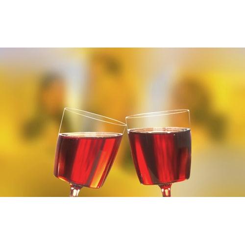 Due bicchieri Starpak 10 per vino rosso riempiti di vino rosso, bicchieri da vino rosso PS 0,2 l, sono inclinati in un brindisi davanti a uno sfondo giallo e arancione tenue.