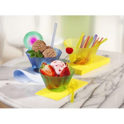 Due coppe per gelato e dessert Starpak (500 ml, Ø 13 cm, arancione) su un tavolo di marmo – una con cioccolato e menta, l'altra con fragola e frutta. Sullo sfondo ci sono cucchiai in PS colorati su un tovagliolo giallo.