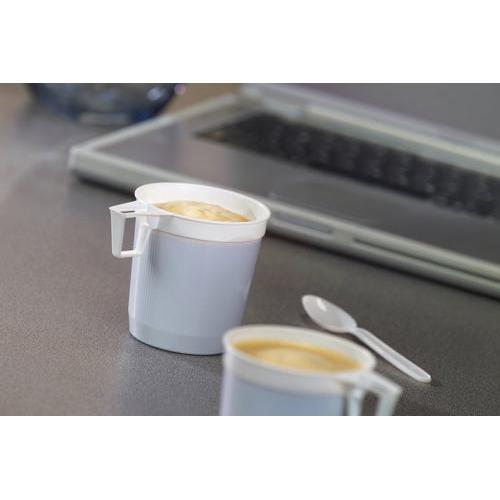 Due tazze da caffè Starpak (0,25 l, bianco, PS) dalla confezione da 40 sono riempite su grigio; accanto un cucchiaio di plastica bianco e sullo sfondo una tastiera di laptop come indicazione del consumo quotidiano di caffè.