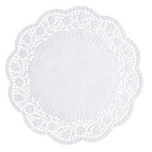 Il PAPSTAR 100 centrini rotondi, bianchi di PAPSTAR GmbH è un centrino rotondo bianco con un nucleo solido e un bordo ondulato simile a un merletto con motivi floreali e geometrici in materiale certificato FSC.