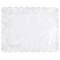 Il PAPSTAR 100 tovagliette angolari bianche della PAPSTAR GmbH è una tovaglietta rettangolare bianca con un centro semplice e un bordo di pizzo decorato con motivi circolari e a ventaglio.