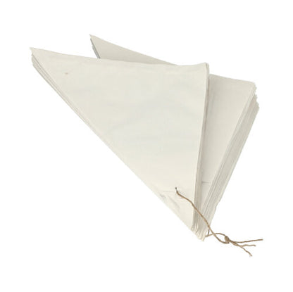 Una pila di PAPSTAR 1000 bustine appuntite di cellulosa, con filo della PAPSTAR GmbH, è legata con una corda marrone su uno sfondo bianco – un design ecologico.