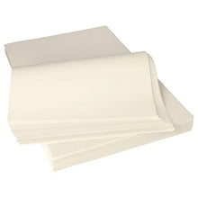Una pila di fogli lisci e non rivestiti di PAPSTAR sostituto della pergamena "puro" bianco (12,5 kg, resistente ai grassi) della PAPSTAR GmbH è parzialmente sovrapposta. Questi fogli ecologici, color crema, sono biodegradabili e ideali per un uso sostenibile.